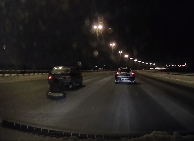 Видео: на кольцевой дороге Петербурга авто тянет «ватрушку» на скорости 140 км/ч
