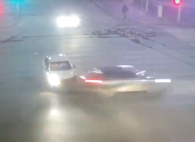 На площади Ленина вылетевшая на «красный» легковушка снесла капот другой машине