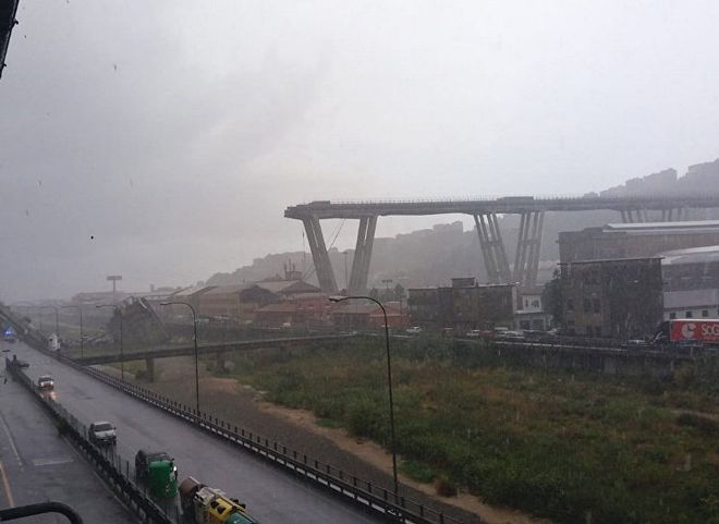 В Генуе при обрушении моста погибли десятки человек (видео)