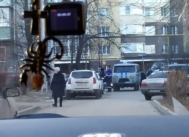 У жилого дома в Шлаковом засняли машины силовиков и МЧС