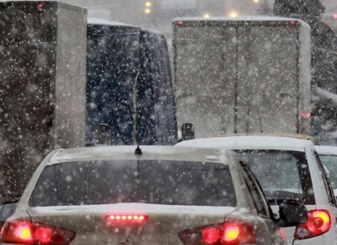 Из-за сильного снегопада Москва встала в семибалльных пробках