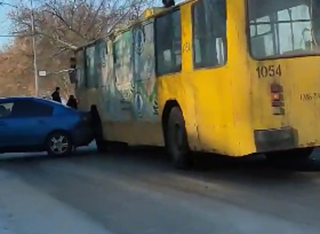 В Шлаковом произошло массовое ДТП с участием троллейбуса