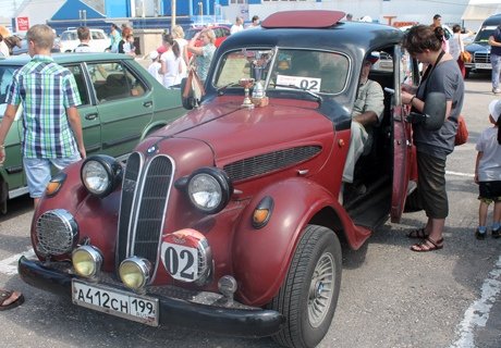 Владельцы ретро-автомобилей встретились в Рязани