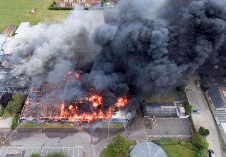 В Великобритании после взрывов загорелась школа