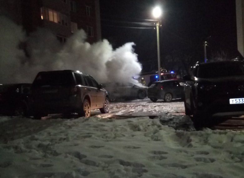 На улице Гагарина загорелся автомобиль
