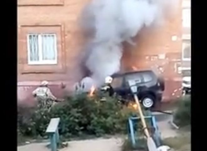 На Шереметьевском проезде загорелся автомобиль (видео)