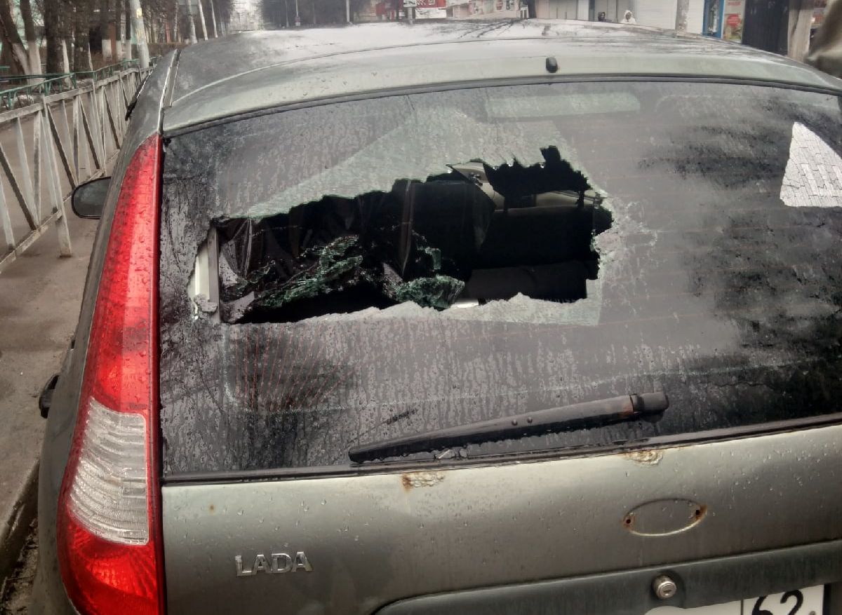 Завод в рязани атаковали. Разбившееся стекло автомобиля. Разбитое заднее стекло авто. Разбили заднее стекло в машине.