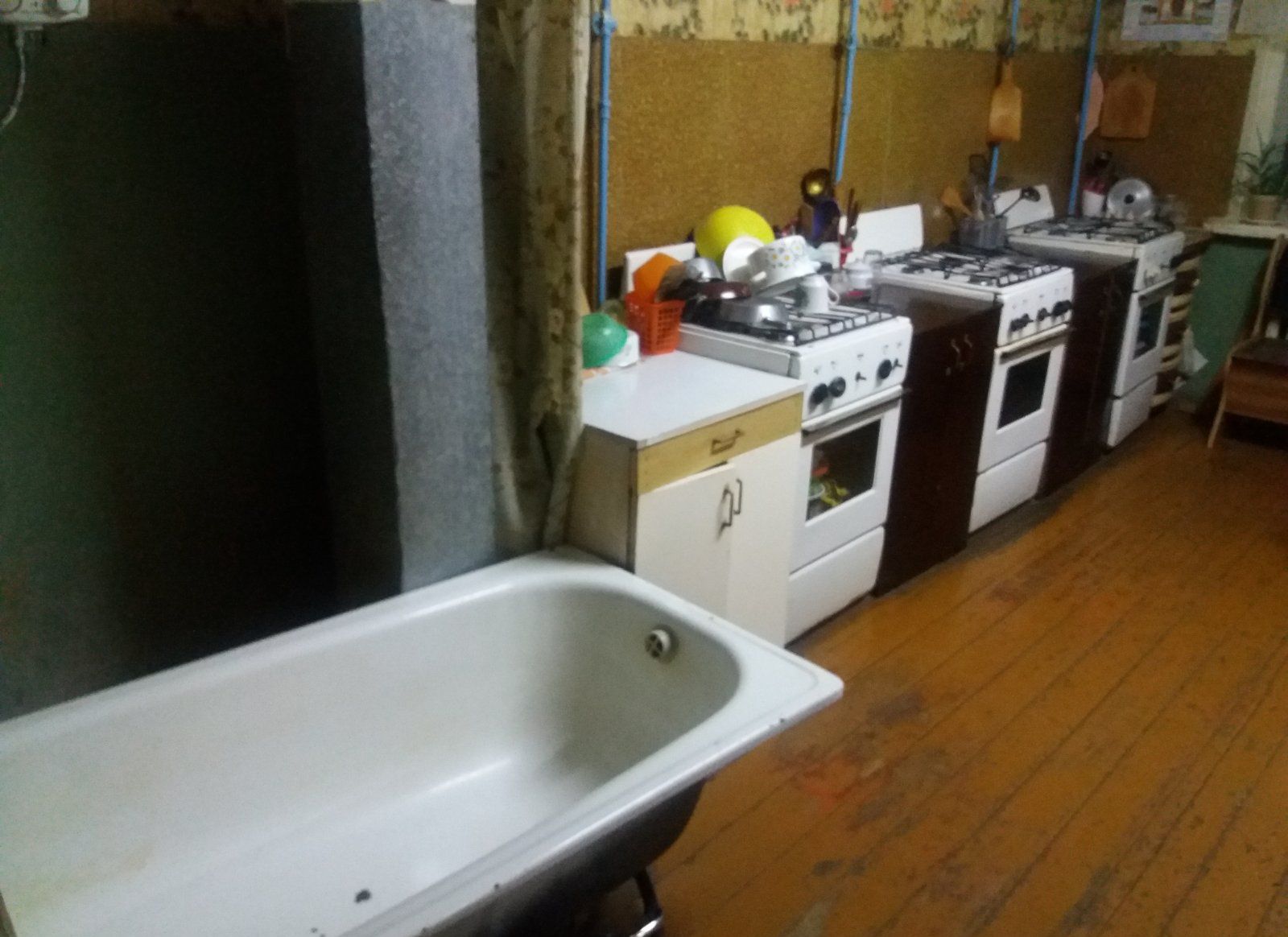 Фото: в рязанском общежитии ванная совмещена с кухней