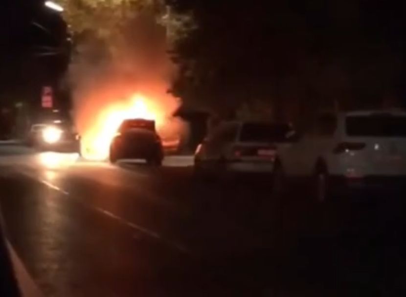 Видео: на улице Свободы полыхает автомобиль