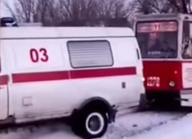 В Саратове трамвай вытащил застрявшую в снегу скорую (видео)