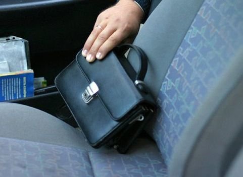 Рязанец украл из автомобиля работодателя сумку с деньгами