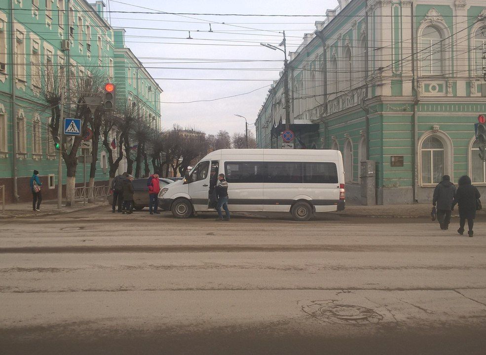 У здания рязанского УФСБ столкнулись легковушка и маршрутка