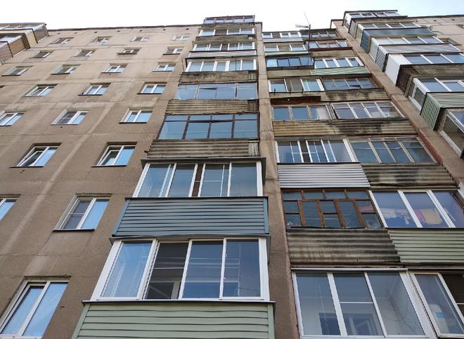 В Рязани женщина выжила после падения с балкона шестого этажа