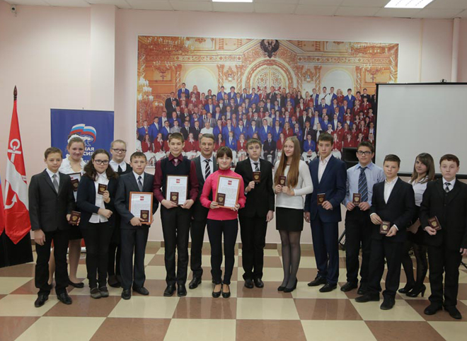 Председатель регионального парламента Аркадий Фомин вручил паспорта юным шиловцам
