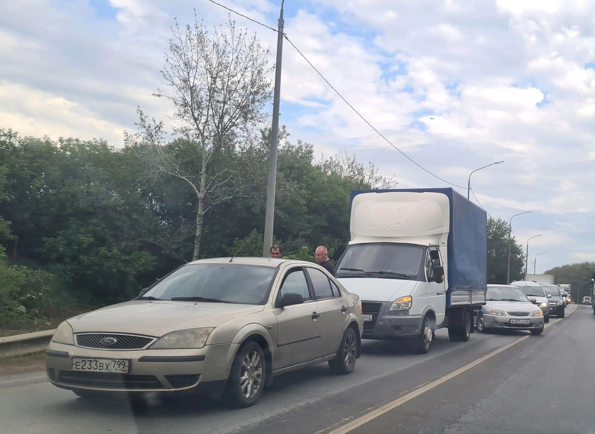 На Южной окружной дороге столкнулись «Газель» и Ford