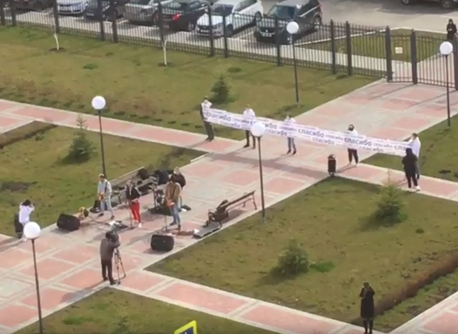 Рязанцы устроили концерт перед зданием БСМП