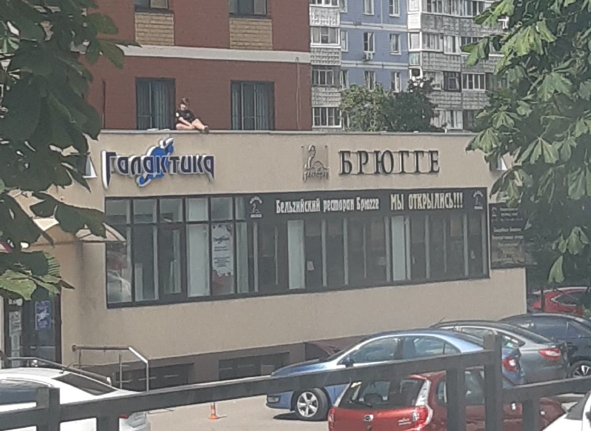 Подросток слез с крыши магазина на улице Татарской