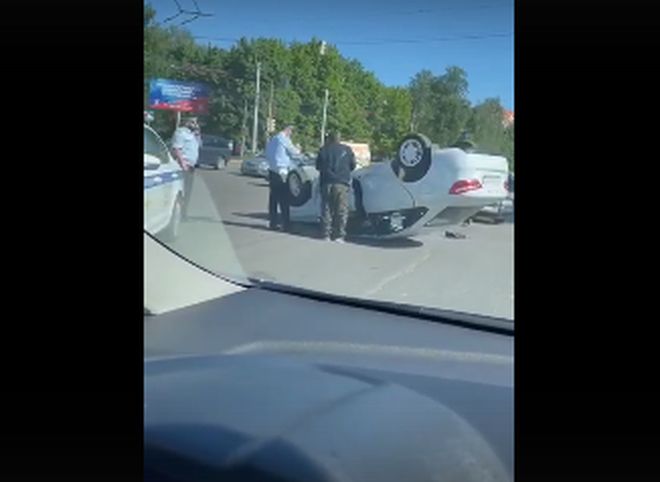 Рязанская полиция назвала причину опрокидывания Lada Vesta на путепроводе в Приокском
