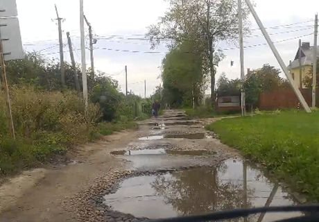 Рязанец проехал по «убитой» дороге, ведущей к школе (видео)