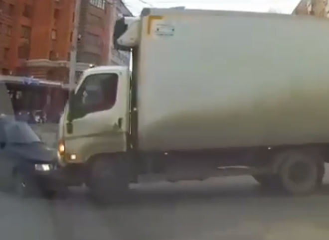 Лобовое столкновение фургона и «десятки» на улице Чкалова попало на видео