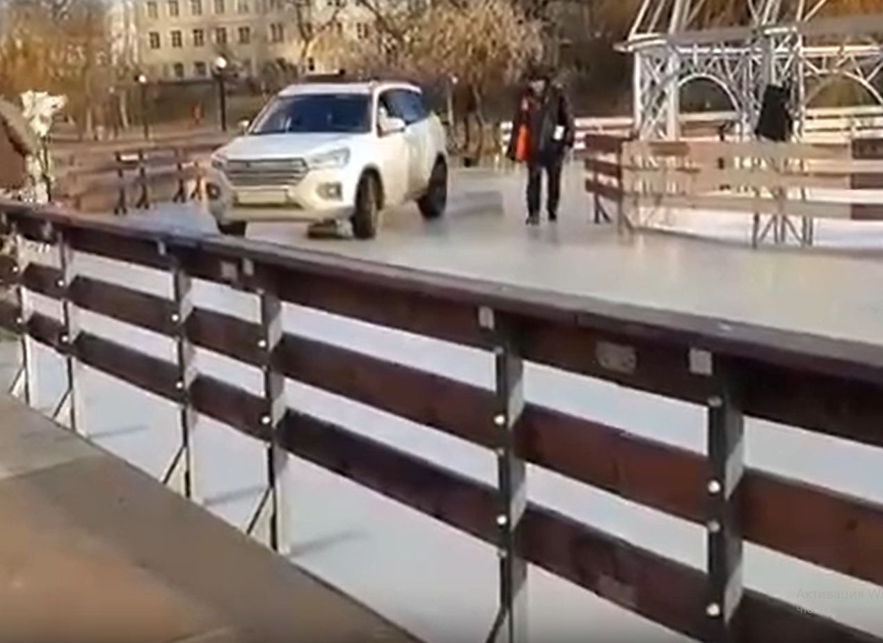 Видео: каток на Лыбедском бульваре проверяют на прочность при помощи автомобиля