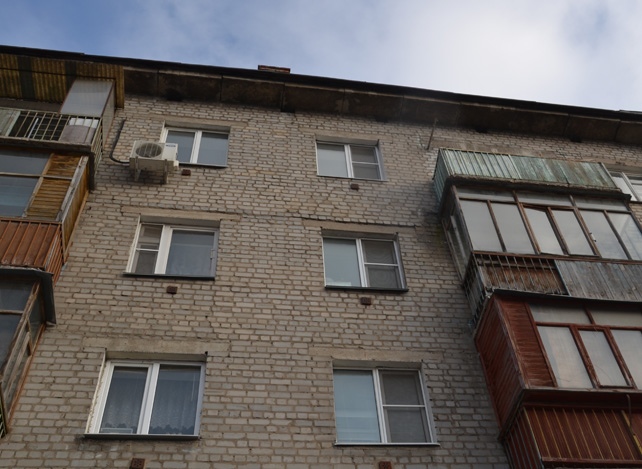 На Забайкальской мужчина спустился с пятого этажа по простыням