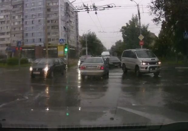 В центре Рязани водитель пошел напролом (видео)