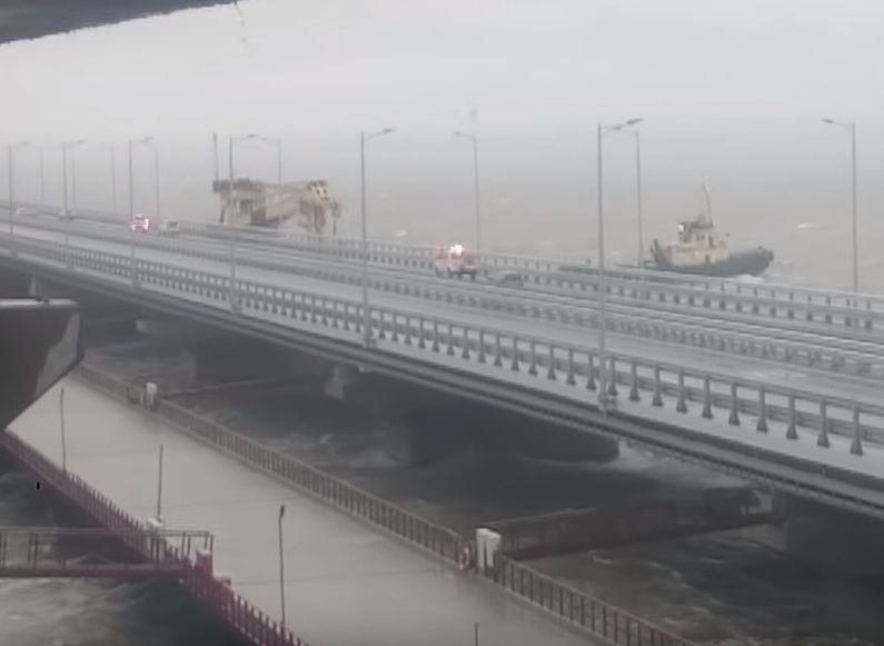 Столкновение плавкрана с опорой Крымского моста сняли на видео