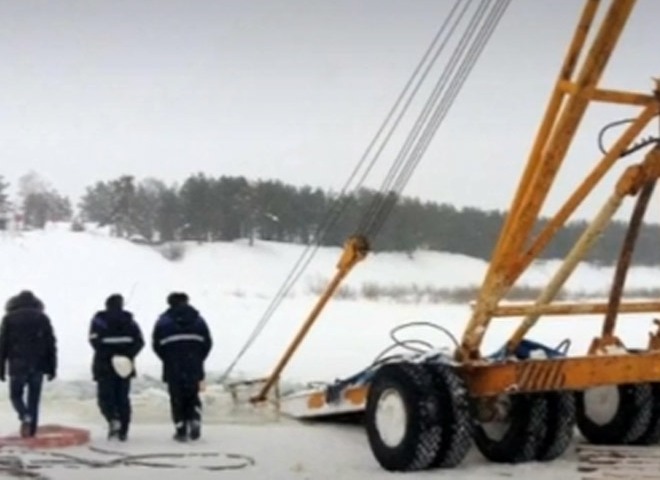 Трактор провалился под лед на  Лене при попытке вытащить бензовоз (видео)