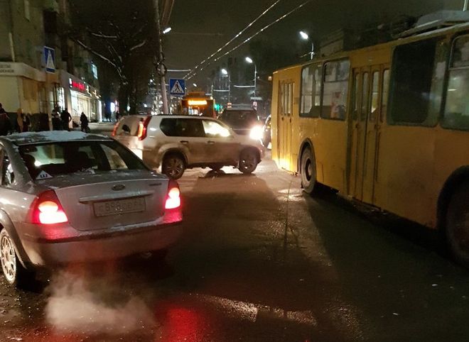 Очевидец: в Рязани девушка-водитель спровоцировала ДТП с троллейбусом