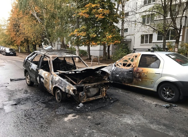 На улице Новаторов сгорели два автомобиля