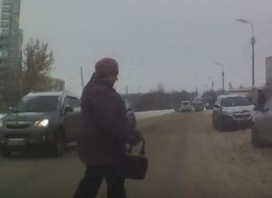 В Рязани вышедшая из маршрутки женщина едва не попала под колеса (видео)