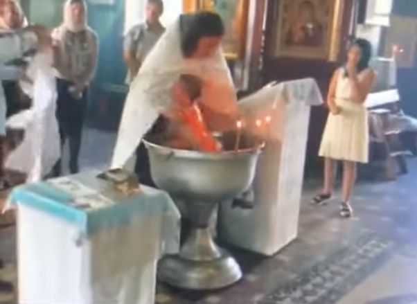 Священника из Гатчины отстранили от служения после садистского крещения ребенка