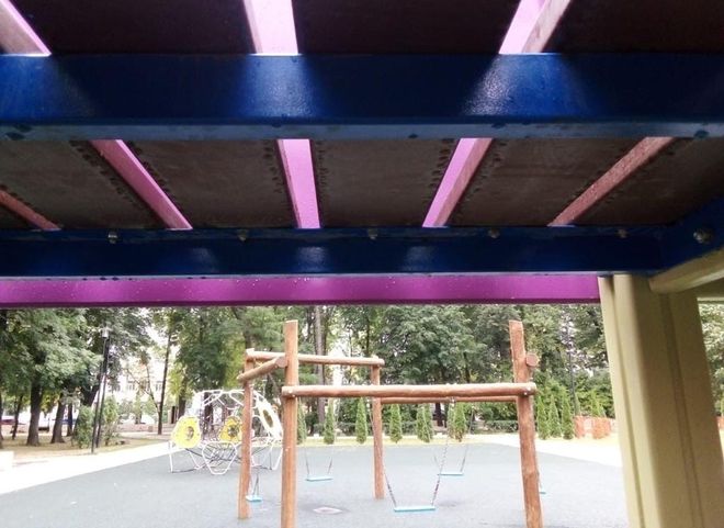 На детской площадке в Наташином парке демонтировали неисправные качели
