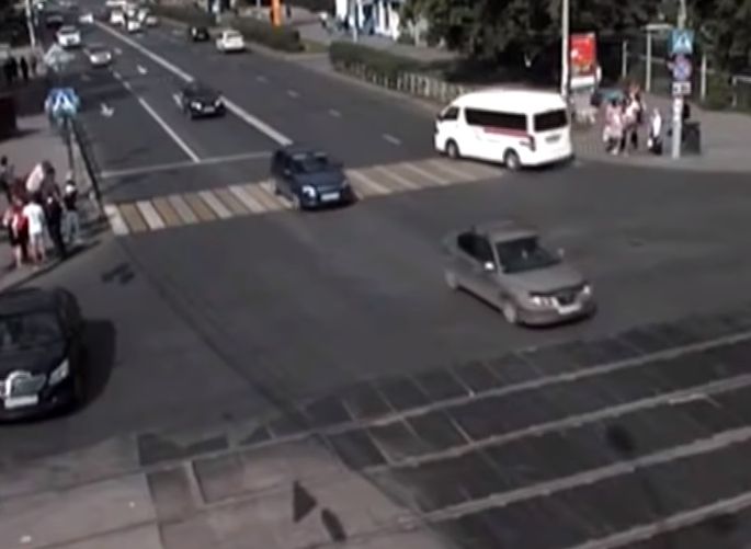 В Перми автомобиль без водителя въехал в толпу (видео)