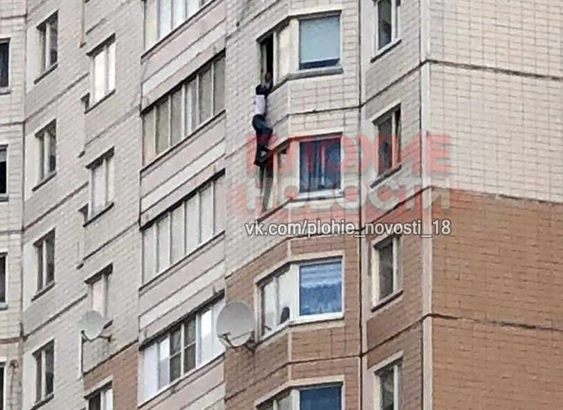 Москвича, повисшего на окне 15-го этажа, оштрафовали за нарушение режима изоляции