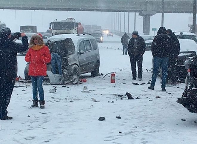 На Симферопольском шоссе в Подмосковье столкнулись 60 автомобилей