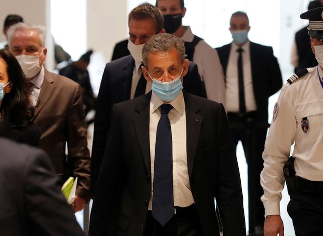 Суд Парижа приговорил Николя Саркози к году тюрьмы