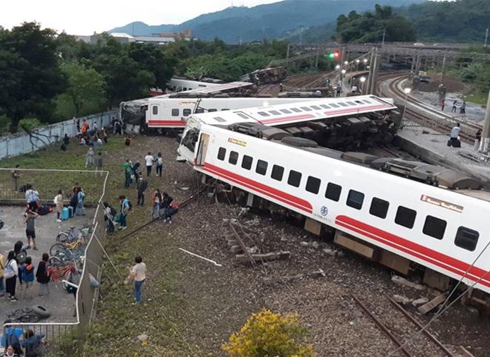 На Тайване пассажирский поезд сошел с рельсов, погибли 17 человек