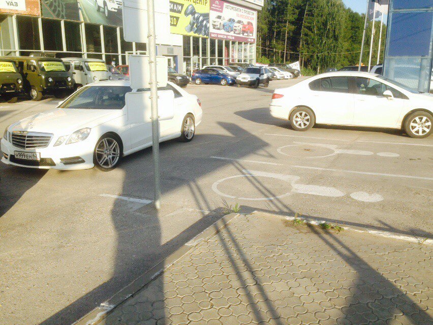 Фото: в Рязани водитель Mercedes перекрыл два парковочных места для инвалидов