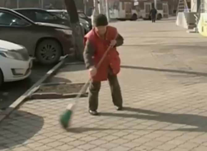 90-летняя рязанка бесплатно подметает площадь Свободы (видео)