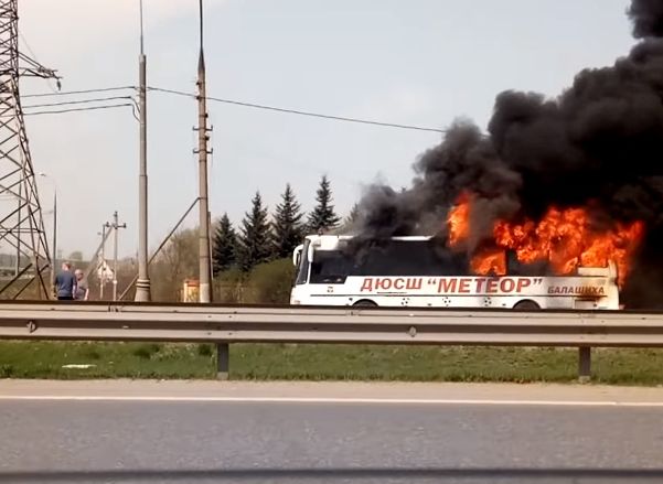 В Подмосковье сгорел дотла автобус, перевозивший юных футболистов