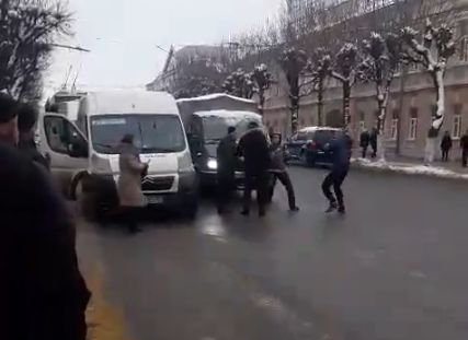 Полиция проводит проверку по факту драки водителей на улице Ленина