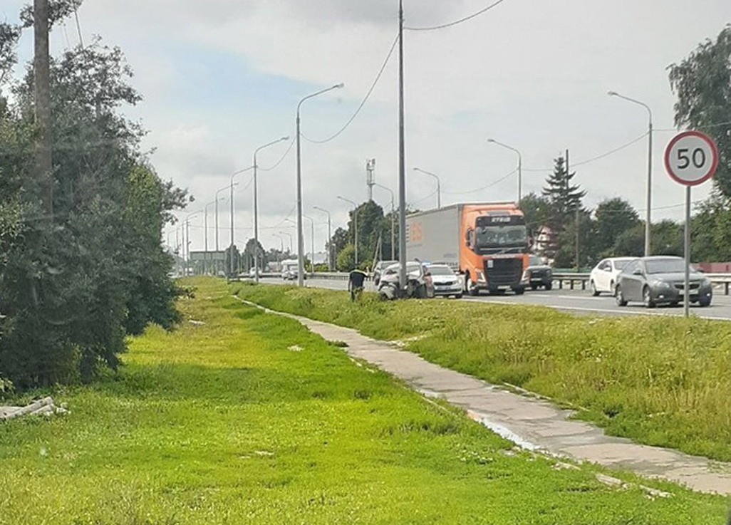 На трассе М5 под Рыбным легковушка влетела в столб