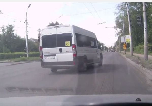 В Рязани водитель маршрутки грубо нарушил ПДД (видео)