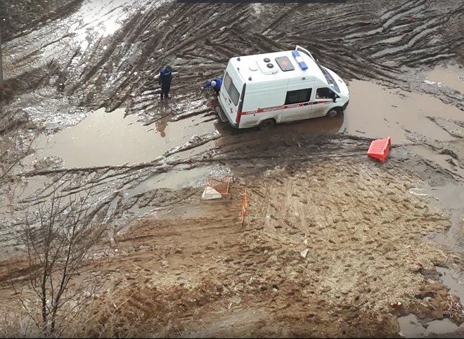 В Дашково-Песочне скорая помощь застряла в непролазной грязи (видео)