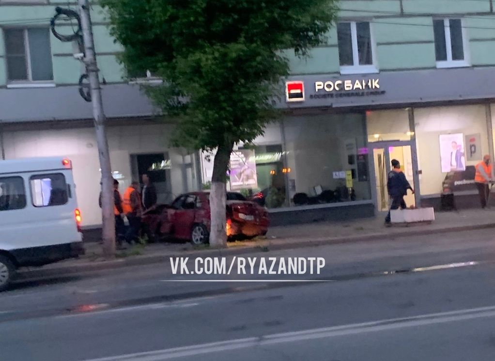 На Первомайском проспекте легковушка въехала в здание