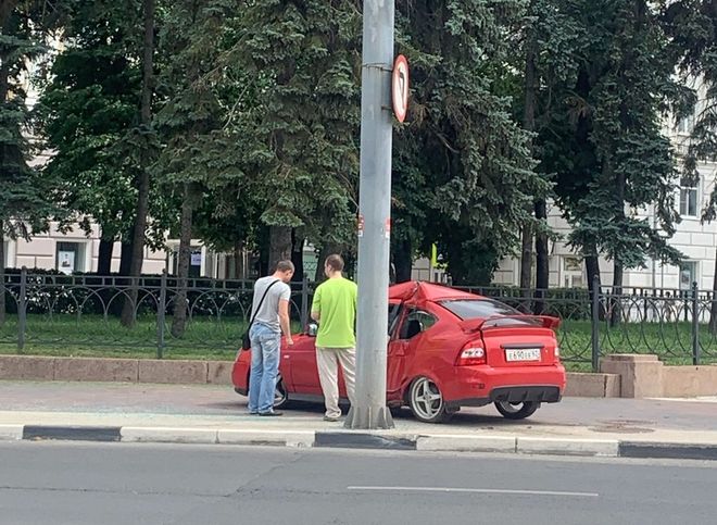 В ДТП с «Ладой», вылетевшей на тротуар на площади Ленина, никто не пострадал
