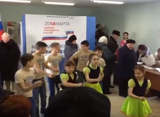 В Рыбном на избирательном участке устроили шоу с детьми (видео)