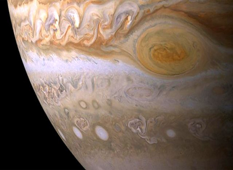 NASA опубликовало снимки урагана на Юпитере